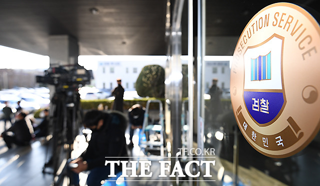 18일 오후 경기 의정부지방검찰청에서 윤석열 검찰총장의 장모 최 모 씨의 출석을 기다리는 취재진이 모여 있다. /의정부=이새롬 기자