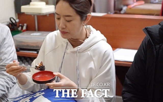 서울 광진을에 출마한 고민정 전 청와대 대변인은 11일 확진자가 다녀간 뒤 손님 발길이 끊긴 김밥집을 직접 찾아 홍보했다. 이곳 사장은 "큰 변화는 없지만 신경써줘서 감사했다"고 평가했다. /출처=고 전 대변인 페이스북