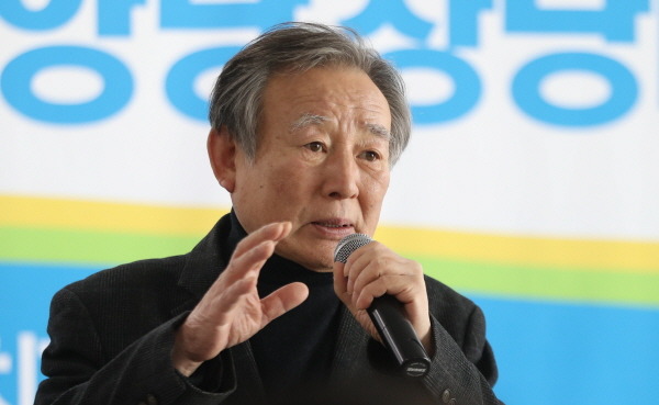 정치개혁연합은 18일 더불어민주당에 양 원장 징계와 지도부 사과 등을 요구하며 이를 받아들일 경우 비례연합정당 논의를 다시 할 수 있다고 밝혔다. 지난 15일 열린 정치개혁연합 중앙당 창당대회에서 조성우 공동 당대표가 발언하는 모습. /뉴시스