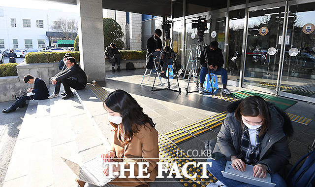 서울중앙지검에 배당됐던 윤석열 검찰총장과 장모 최모 씨 관련 사건이 의정부지검으로 넘어갔다. 사진은18일 오후 경기 의정부지방검찰청에서 윤석열 검찰총장의 장모 최 모 씨의 출석을 기다리는 취재진. /의정부=이새롬 기자