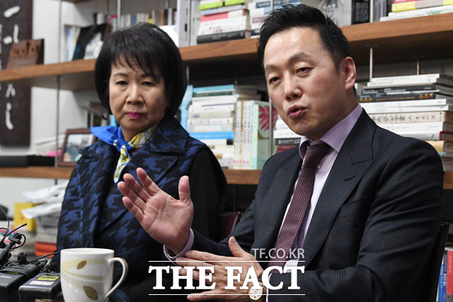 열린민주당은 비례대표 경선에 나설 총 20명의 출마자 명단을 20일 공개했다. 열린민주당은 오는 22일부터 이틀간 경선을 거쳐 후보 순위를 결정한다. 지난 10일 기자간담회에서 취재진의 질문에 답변하는 손혜원(왼쪽) 의원과 정봉주 전 의원. /남윤호 기자