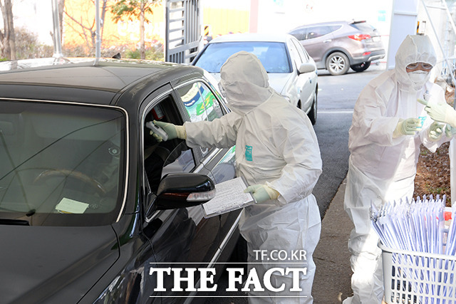 산체스 스페인 총리는 24일 문재인 대통령과 통화에서 한국 전염병 전문가와의 화상회의 개최 및 한국 의료물자 지원을 요청했다. 사진은 지난 3일 서울 은평구 서울은평병원에 마련된 차량이동 선별진료소에서 의료진이 체온을 측정하는 모습. /이선화 기자