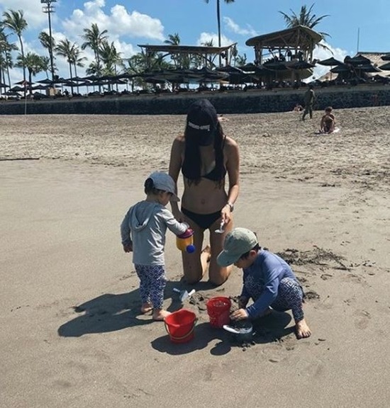 가희는 지난 19일 올린 SNS 게시글로 인해 누리꾼들의 지적을 받았다. 누리꾼들은 '코로나19 확산으로 예민한 시기에 굳이 바다에 가야했냐'고 비판했다. /가희 SNS 캡처