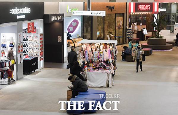 코로나19 사태 지속으로 외출을 기피하는 현상이 나타나면서 한산한 서울의 한 쇼핑몰. /김세정 기자