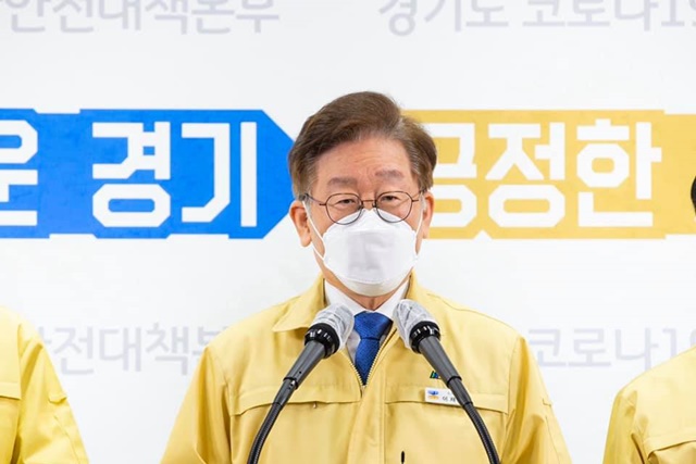 이재명 경기도지사가 24일 온라인 긴급 브리핑을 통해 광역지자체 중 최초로 "전 도민에게 1인당 10만의 재난기본소득을 4월부터 지급한다"고 밝혔다. /이재명 경기지사 페이스북