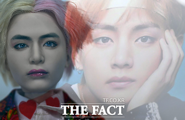 김 작가가 그린 뷔의 얼굴과 사진 속 뷔 얼굴을 다중노출로 비교해봤다.