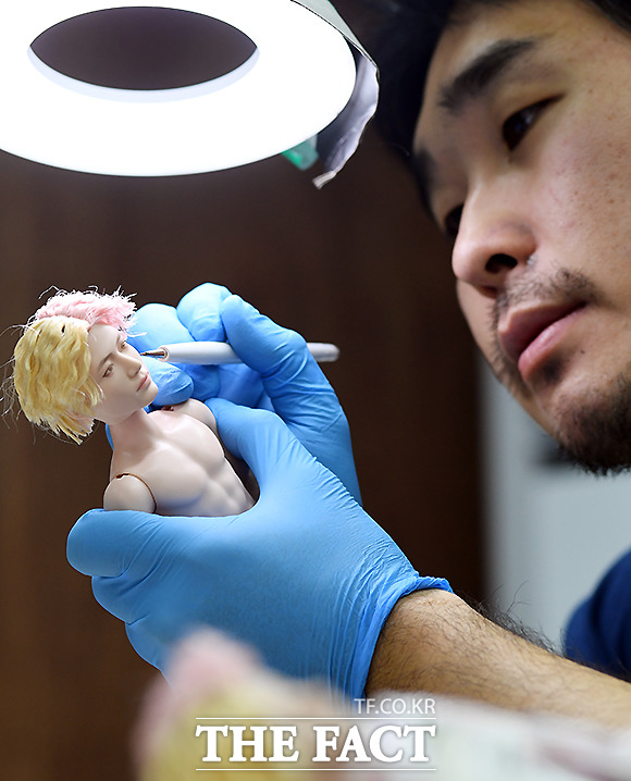 진지한 표정의 김 작가.