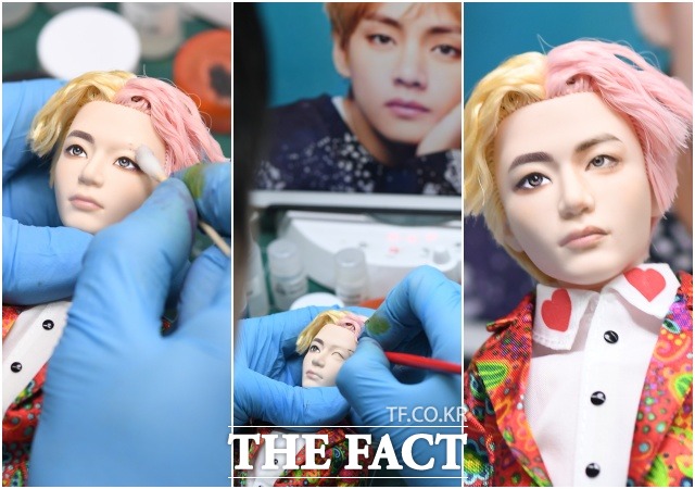 김 작가가 기존 뷔 인형 얼굴의 절반을 지워 자신의 스타일로 채색하고 있다. 인형의 오른쪽 얼굴면이 그가 수정한 뷔 인형의 얼굴.