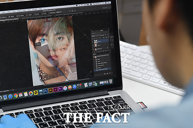 김 작가는 작업할 인형의 얼굴을 그리기에 앞서 그 인물의 여러 사진을 합쳐 가장 대중적인 이미지를 찾아낸다.