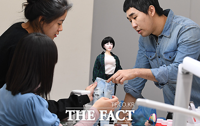 '인형 리페인팅'을 통해 인형이라는 소재가 마니아를 넘어 대중화되길 바라는 그는 현재 몇 명의 작가들과 팀을 꾸려 다양한 사업을 구상하고 있다. 자체 제작 중인 인형을 통해 캐릭터 사업에도 뛰어들 생각이다.