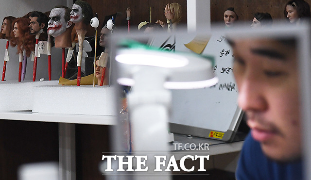 그가 작업한 영화 캐릭터들이 작업실 곳곳에 자리하고 있다.