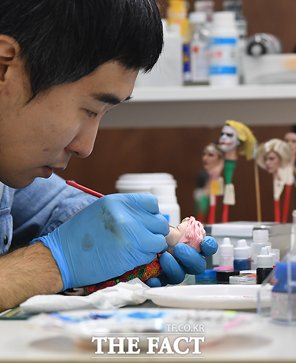 대학에서 파인아트를 전공한 그는 6년 전 본격적으로 이 일에 뛰어들었다.