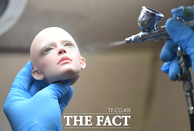 자체 제작한 인형 키트 얼굴에 색을 입히는 작업.