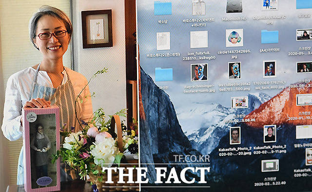 김 작가의 컴퓨터에는 다양한 인물들의 데이터 베이스가 저장돼 있다. 그가 공개한 사진(왼쪽)에서 자신을 닮은 특별한 인형을 선물 받은 여성이 활짝 미소짓고 있다.