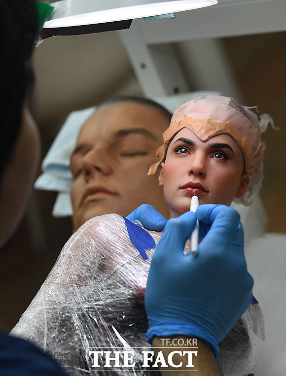 그는 BTS 외에도 다양한 인물들을 재현한다. 김 작가가 의뢰 받은 영화 캐릭터의 마무리 작업을 하고 있다. 영화사에서는 영화 출시나 프로모션에 맞춰 그에게 다양한 굿즈를 의뢰하기도 한다.