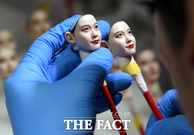 유명 가수들의 컴백 시기에 맞춰 다양한 주문이 들어오는데, 아이유는 인기 많은 아이템이다.