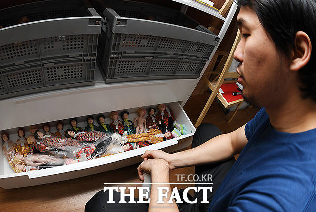 그가 최근 유명해진 이유는 BTS 인형을 리페인팅하면서다. 그의 작업실 곳곳에 아미들이 의뢰한 BTS 인형이 자리하고 있다.