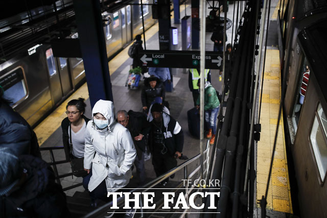 가장 많은 재외국민 숫자를 차지하고 있는 미국(100만 명 이상)에서 현재 코로나19가 가장 빨리 확산되고 있다. 뉴욕의 지하철 역의 모습. /AP.뉴시스