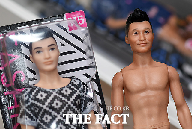 같은 인형이라도 채색과 얼굴의 변화에 따라 다른 인형이 된다. 사진은 바비의 남자친구 '켄' 인형(왼쪽)으로 작업 중인 '개통령' 강형욱 인형.