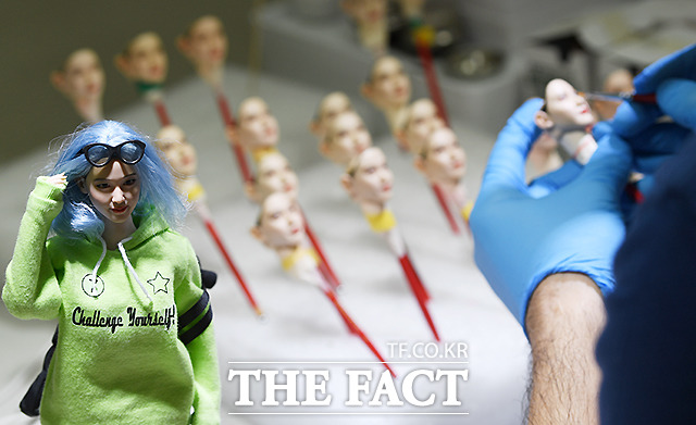 그는 인형의 얼굴만 단순히 닮게 그리는 게 아니라, 헤어와 의상도 제작해 인물에 대한 다양한 해석에 힘쓴다.