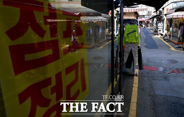 코로나19 사태로 저소득 자영업자들은 생계를 위협받고 있다. 코로나19 감염 우려와 정부의 외출 자제 권고 등에 따른 코로나 외식·모임이 줄어들면서다. /이덕인 기자