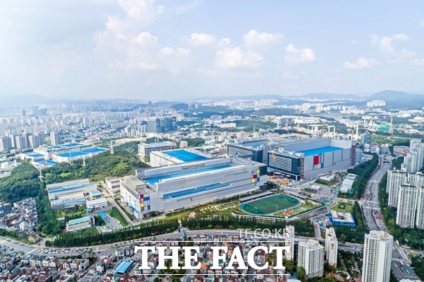 삼성전자는 서버 D램 1위 업체로서 코로나19에 따른 반도체 설비투자 감소가 오히려 기회로 작용할 수 있다는 예측과, 비대면 접촉 확대로 인해 IT분야 성장으로 작용될 수 있다는 분석이 나왔다. /삼성전자 제공