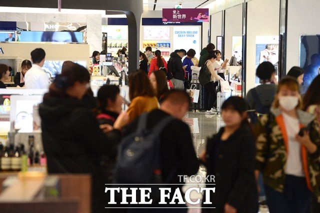 신세계백화점은 대형행사를 통해 코로나19 등으로 침체된 소비심리를 끌어올리겠다는 전략이다. /더팩트 DB