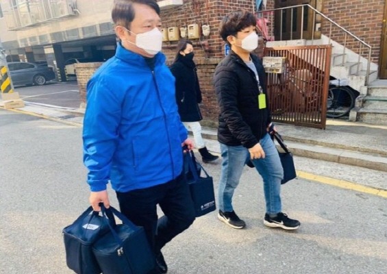 최 의원은 코로나19 사태 속에서 무료 급식이 중단된 복지센터를 통해 도시락 배달 봉사활동도 나서며 선거운동을 활발히 하고 있다. /최 의원 페이스북