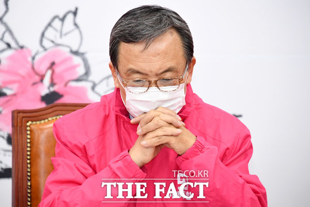 생각에 잠긴 신세돈 공동선대위원장