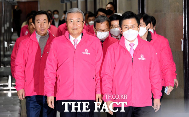 중앙선거대책위원회의 참석하는 김종인 미래통합당 총괄선거대책위원장(왼쪽 두 번째)과 황교안 대표(오른쪽).