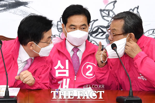 분주히 대책 논의하는 황교안-심재철-신세돈