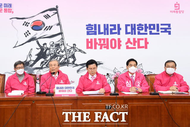 왼쪽부터 박형준 공동선대위원장, 김종인 총괄선대위원장, 황교안 대표, 심재철 원내대표, 신세돈 공동선대위원장.