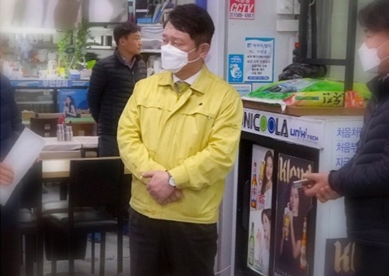 최재성 의원이 즐겨 찾는 시장과 상가에선 그를 지지하는 이들이 보였지만 아파트 거주민 등은 그에 대해 잘 알지 못했다. 인물론보다 정권심판론이 세게 작용할 것이라는 분석이 나오는 격전지를 그가 어떻게 뚫고 나올지, 주목된다./최재성 의원 페이스북