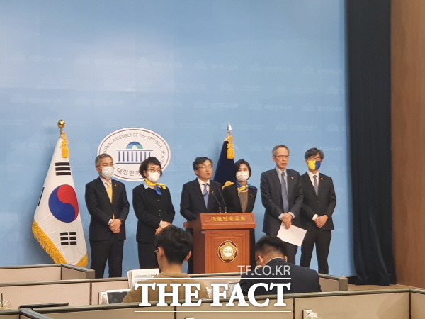 김의겸 전 청와대 대변인 등 열린민주당 비례대표 후보들이 1일 국회 소통관에서 21대 총선 '언론개혁' 공약을 발표하고 있다. /박숙현 기자