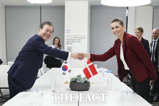 문재인 대통령은 2일 메테 프레데릭센 덴마크 총리와 통화에서 제2차 P4G 정상회의 일정 및 코로나 사태 극복 방안에 대해 의견을 교환했다. 사진은 지난해 9월 뉴욕 허드슨 야드에서 열린 한-덴마크 정상회담에 앞서 악수하는 문 대통령과 프레데릭센 총리. /청와대 제공