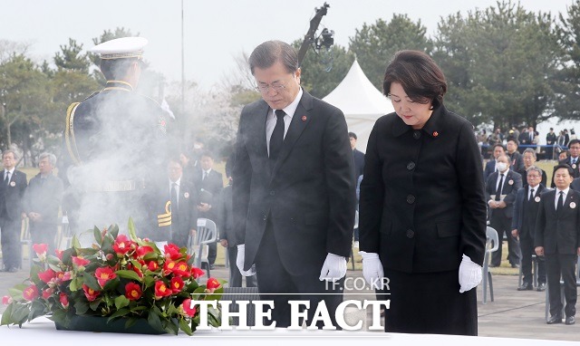 문재인 대통령과 김정숙 여사가 3일 제주시 봉개동의 제주 4·3평화공원에서 열린 제72주년 제주 4·3 희생자 추념식에 참석해 위령제단에 헌화 후 묵념을 하고 있다. /뉴시스