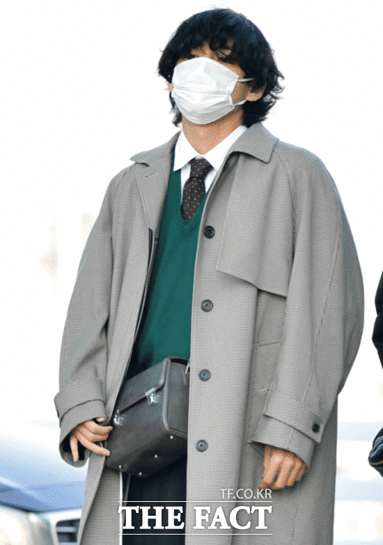 그룹 방탄소년단 멤버 뷔는 독특한 패션으로 시선을 사로잡았다. /이덕인 기자