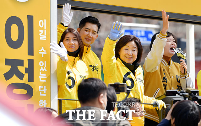 정의당은 '노란 우산유세단'을 운영 중이다. 별도의 유세단 출범식 없이 조용하게 유세하겠다는 입장이다. 지난 2일 인천 연수구 송도국제대로에서 정의당 출정식을 진행했다. 심상정 대표와 연수을 이정미 후보(오른쪽)가 지지를 호소하는 모습. /이덕인 기자