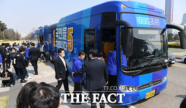 민주당은 직전 총선에서는 영입인재들로 구성된 '더불어 어벤저스'유세단이 활발히 활동했지만, 이번에는 일부 영입인재들이 더불어시민당으로 옮기면서 불가능해졌다. 민주당은 당버스에 민주당과 시민당의 기호를 연상케하는 15를 넣어 선관위의 지적을 받기도 했다. 민주당 유세 버스. /배정한 기자