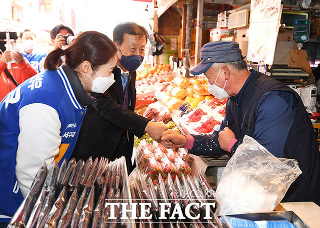 민주당은 평균연령 68세 원혜영, 백재현, 강창일 의원으로 구성된 '라떼는! 유세단'을 출범시켰다. 후배인 정치 신인들 지역구를 찾아 무게감을 실어준다는 콘셉트다. 원 의원(가운데)이 3일 오후 서울 강서구 송화시장에서 강서갑 후보와 함께 지지를 호소하는 모습. /배정한 기자