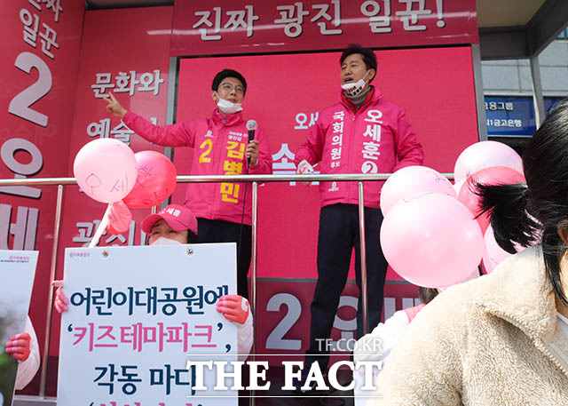 미래통합당은 중앙당 차원에서 기본 홍보전략을 공유하고, 후보 개개인이 지역 특성에 맞게 유세를 하고 있다. 지난 2일 서울 광진을에 출마한 통합당 오세훈 후보(위에서 오른쪽)와 광진갑에 출마한 김병민 후보가 광진구 자양사거리에의 합동 출정식 당시. /김세정 기자