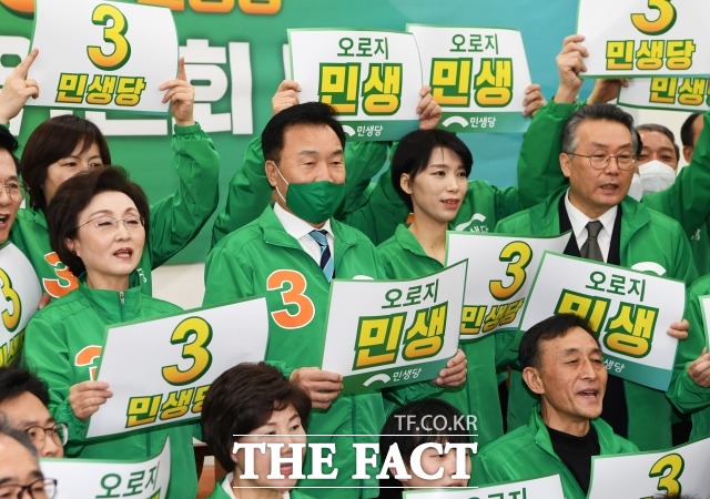 민생당도 현재까지 별도 유세단 명칭은 정하지 않았다. 수도권은 김정화 공동선거대책위원장이, 호남과 PK 지역은 손학규 상임선거대책위원장이 나서며 분산 유세 중이다. 지난 1일 '오로지 민생' 중앙선거대책위원회 발대식에서 장정숙 공동선거대책위원장과 손 위원장, 김 위원장, 김종배 공동선거대책위원장(왼쪽부터). /배정한 기자