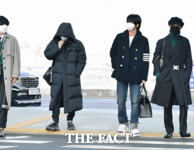 그룹 방탄소년단이 마스크를 끼고 인천국제공항을 통해 출국했다. /이덕인 기자
