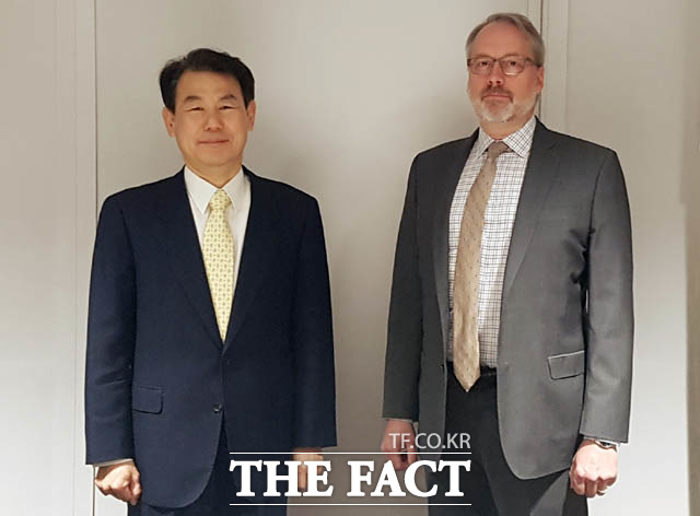 외교부 고위 관계자는 지난 4일 기자들과 만나 "상황 급변하기도 한다"면서 "예상치 못한 일이 많은 게 협상의 특징"이라고 해명했다. 지난달 17일 엘에이에서 정은보 한·미 방위비분담협상대사와 제임스 드하트 미 국무부 방위비협상 대표의 모습./외교부 제공