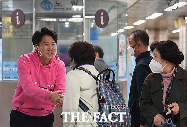 이 후보에 다가오는 구민들