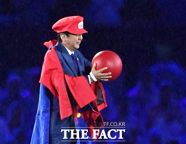 국내 일본 전문가들도 아베 내각의 실수를 꼬집었다. 무엇보다 아베 정권이 집권 말에 이르면서 코로나 대응에 소극적이었다고 지적했다. 브라질 리우데자네이루 마라카낭 주경기장에서 열린 2016리우올림픽 폐회식에서 아베 신조 일본 총리가 슈퍼마리오 분장을 하고 무대에 등장했을 당시. /AP.뉴시스