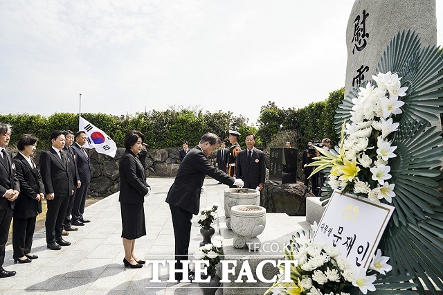 문재인 대통령과 김정숙 여사가 3일 제주시 애월읍 하귀리에 있는 제주 4·3희생자와 군·경 희생자가 함께 안치돼 있는 영모원을 방문해 위령단에 분향하고 있다. /청와대 제공