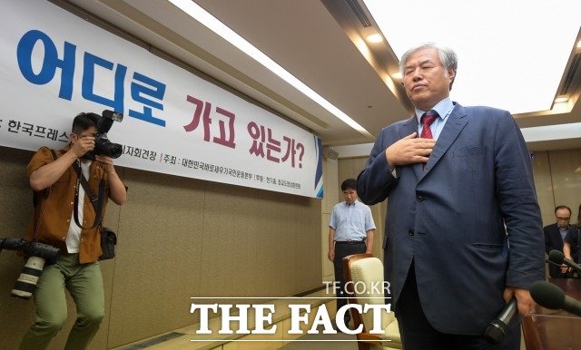 전광훈(64) 한국기독교총연합회(한기총) 대표회장 목사는 사전 선거운동을 하고, 문재인(67) 대통령의 명예를 훼손한 혐의를 받는다. 사진은 지난해 6월11일 서울 중구 프레스센터에서 '대한민국 어디로 가고 있는가?'라는 기자회견을 열고 국기에 대한 경례를 하는 전 목사의 모습. /김세정 기자