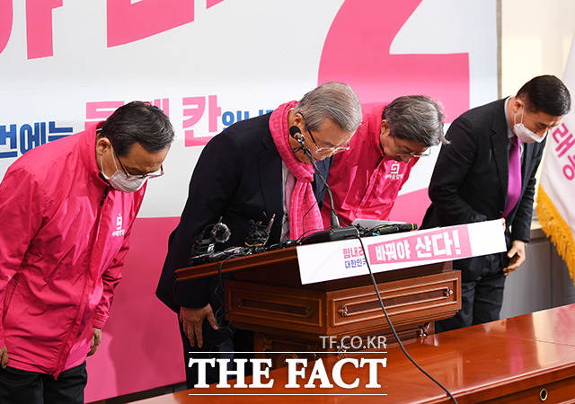 미래통합당은 '막말 논란'을 빚은 두 후보자를 즉각 제명하며 수습에 나섰다. 이날 선대위 관계자들과 김 위원장은 고개 숙여 사과했다. /배정한 기자