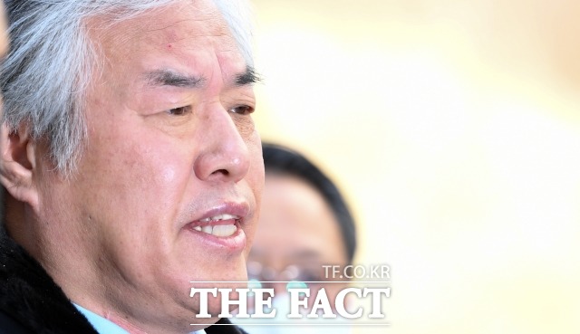 서울중앙지법 제34형사부(허선아 부장판사)는 9일 오전 10시 공직선거법 위반 등 혐의로 재판에 넘겨진 전광훈(64) 한국기독교총연합회(한기총) 대표회장 목사의 1차 공판준비기일을 열었다. 사진은 지난 2월24일 오전 서울 서초구 서울중앙지방법원에서 열린 구속 전 피의자심문(영장실질심사)에 출석한 전 목사의 모습. /임세준 기자 20200224